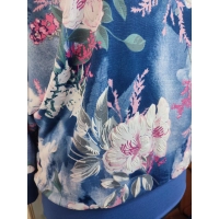 Kwiecista bluzka z rękawem 3/4 kimono - lejący drapowany dekolt